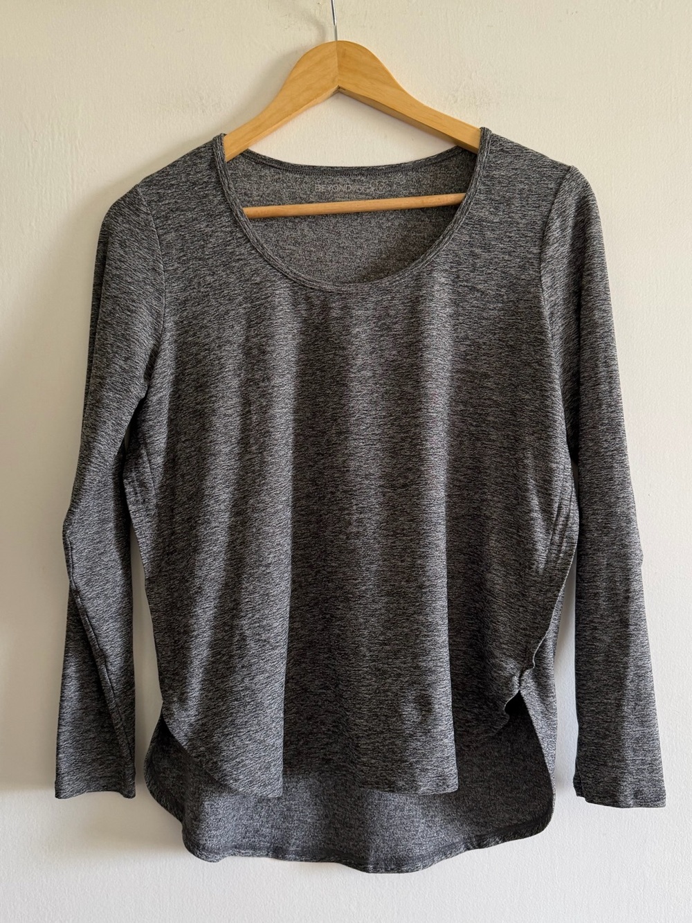 Beyond Yoga Women's Long Sleeve Scoop Neck Athletic T-Shirt size Small EUC - Picture 3 of 5
